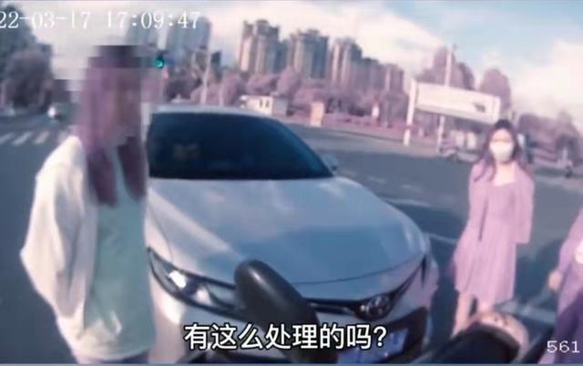 江西一大叔闯红灯被撞向女子索赔，交警硬核回应：你负全责