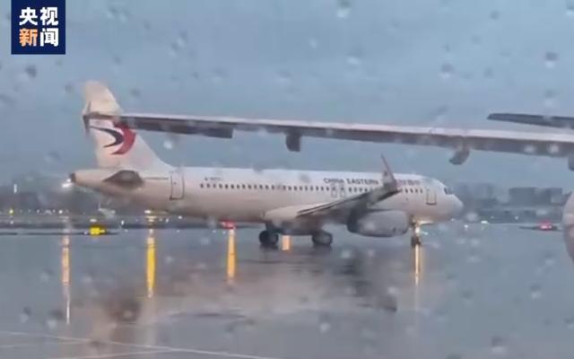痛！东航MU5735坠毁，“坠毁时爆炸声很大，以为在打雷”，上千救援人员紧急搜救！东航停飞全部同型号客机，多家险企启动应急响应
