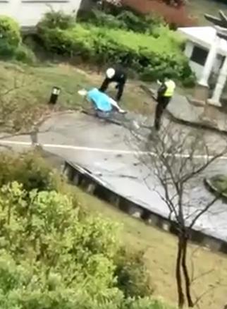 网传上海一小区两夫妻吵架高空抛物砸死志愿者，警方通报真相 全球新闻风头榜 第1张