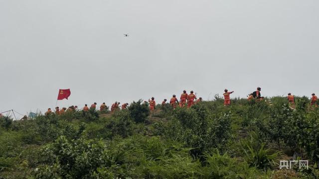 记者直击东航客机坠毁点核心区域：像梳子梳头一样搜遍山林