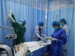42岁男子电梯间突发心脏骤停，医社联动“教科书式”接力大抢救
