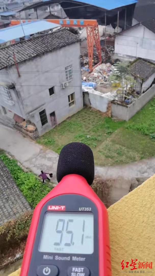 红色破碎机挖掘机
