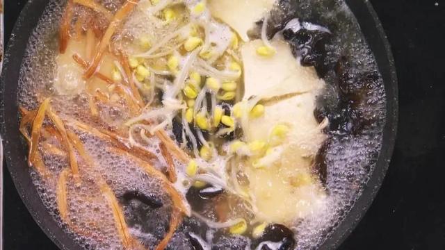 大脑最爱的不是核桃，是这菜！和黑木耳是绝配！“四物汤”安神、通便又补血，别吃错了