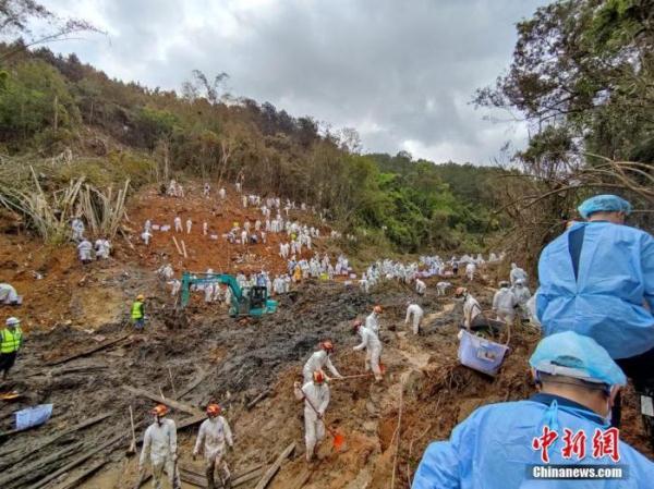 救援人员用手一点点挖出遗物