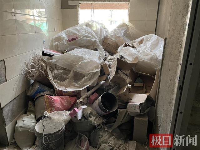 西安300余户业主住进10年未交付的烂尾楼：太阳能板充电，提水徒步爬29楼