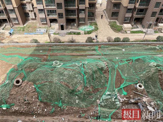 西安300余户业主住进10年未交付的烂尾楼：太阳能板充电，提水徒步爬29楼
