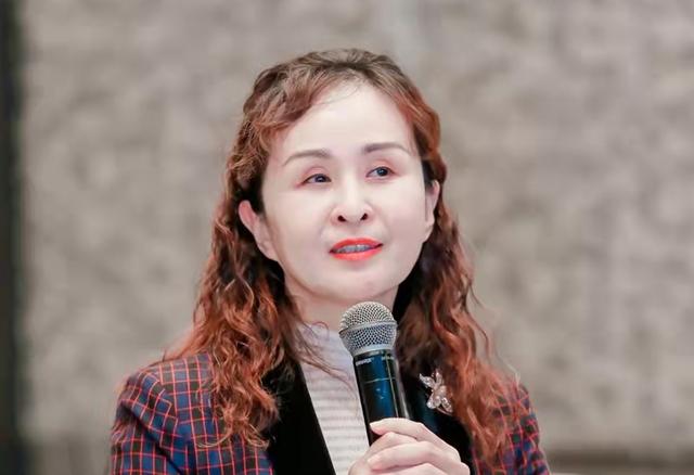 听力和语言障碍男子受近视困扰，他写下：感谢医生站在了我这边