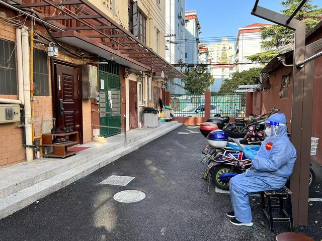 上海大型核酸“时装秀”现场