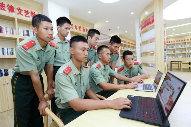 海南三亚：武警官兵开展网上祭英烈主题活动