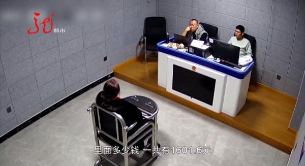女子遛弯捡到银行卡，“意外”发现了密码！她纠结了，冲动了，后悔了……