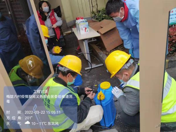 背消毒桶，搬送物资，飞无人机喊话……志愿者虽偶尔被“嫌弃”，但我们爱上海