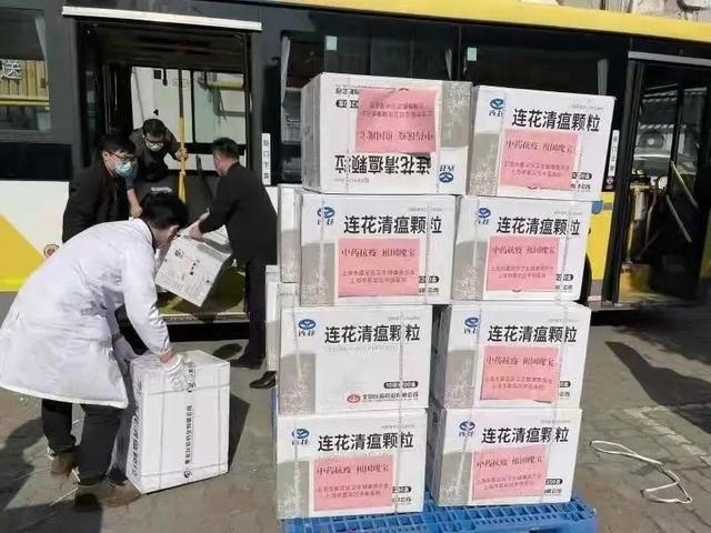 每个人都适合吃连花清瘟吗？胶囊和颗粒又有何不同？中医药防疫“快问快答”