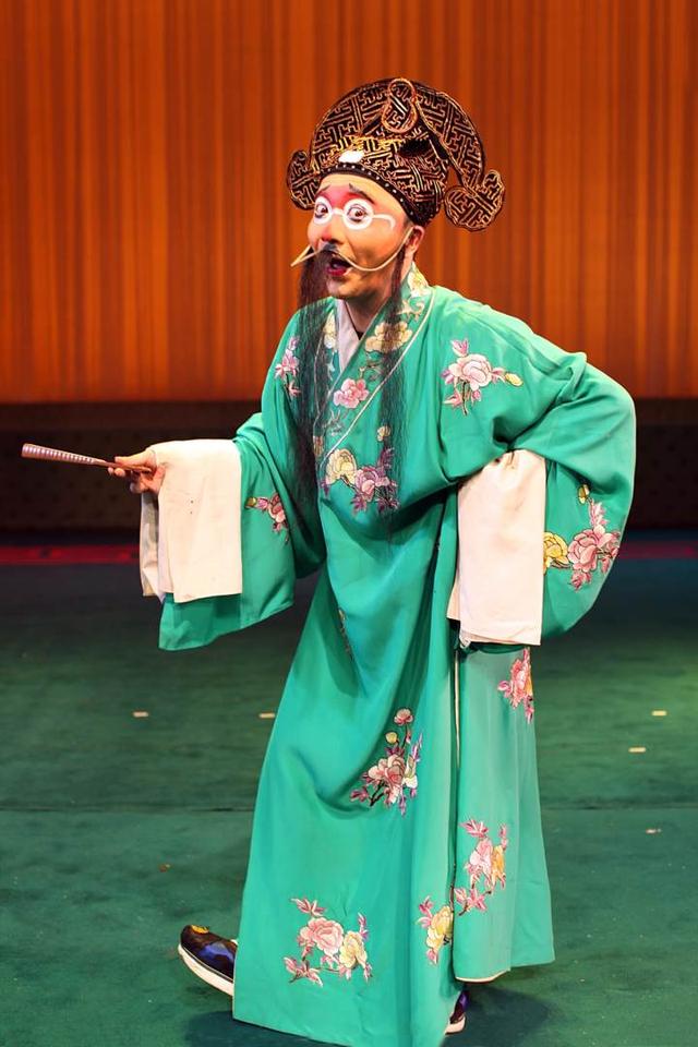青年旦角化妆新闻