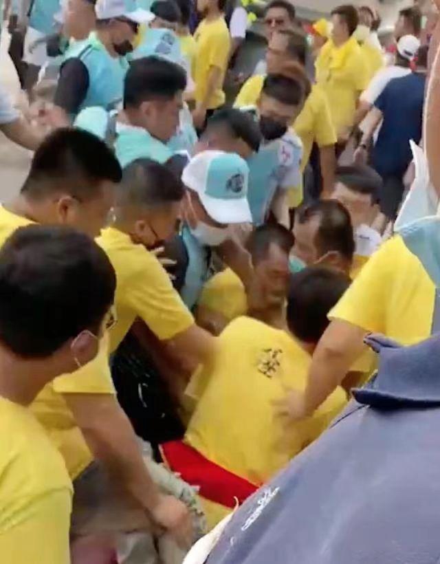 台湾街头爆发大乱斗！近200人互殴，现场椅子、棍棒齐飞