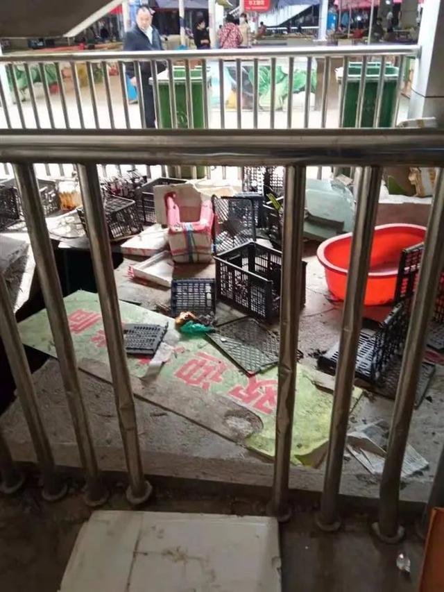 突发！一对夫妻坠落地下室，1死1伤！前后相隔几秒钟