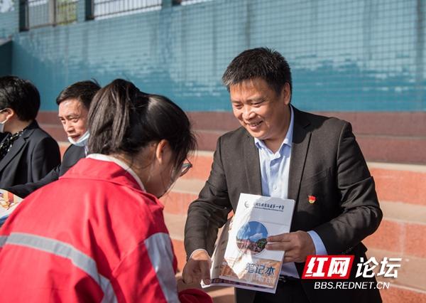 麻阳一中中考表彰会掠影：台上的学霸在领奖，台下的少年在刷题