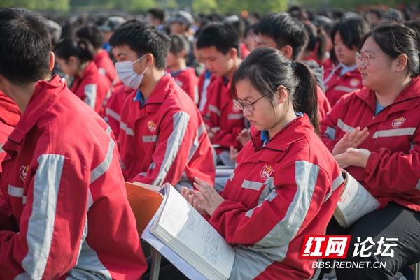麻阳一中中考表彰会掠影：台上的学霸在领奖，台下的少年在刷题