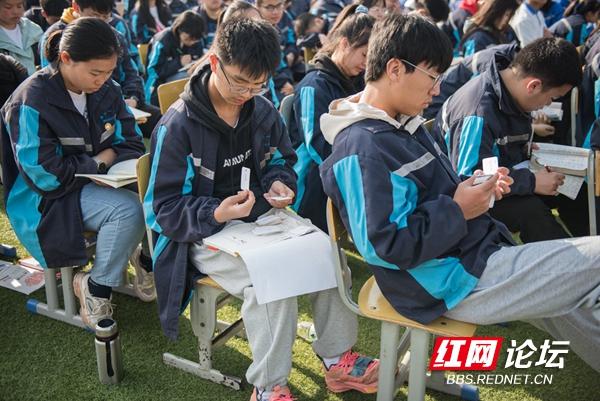 麻阳一中中考表彰会掠影：台上的学霸在领奖，台下的少年在刷题