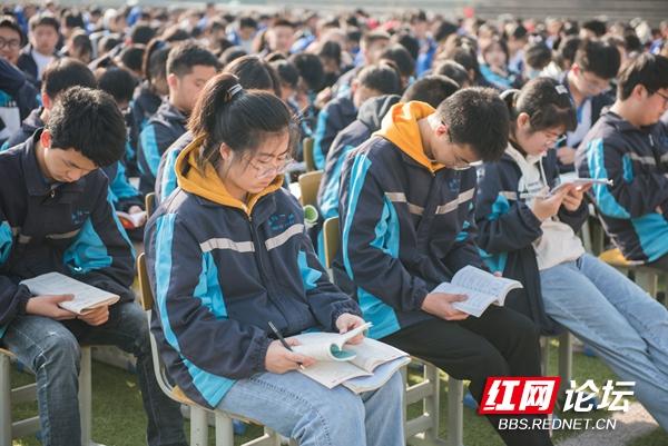 麻阳一中中考表彰会掠影：台上的学霸在领奖，台下的少年在刷题