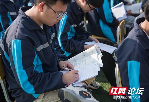 麻阳一中中考表彰会掠影：台上的学霸在领奖，台下的少年在刷题