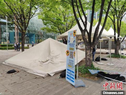 韩国首尔广场临时核酸检测点拆除 户外活动时隔两年重启