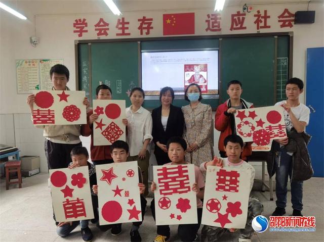 非遗进课堂——“汪氏彩色剪纸”走进洞口县特殊教育学校