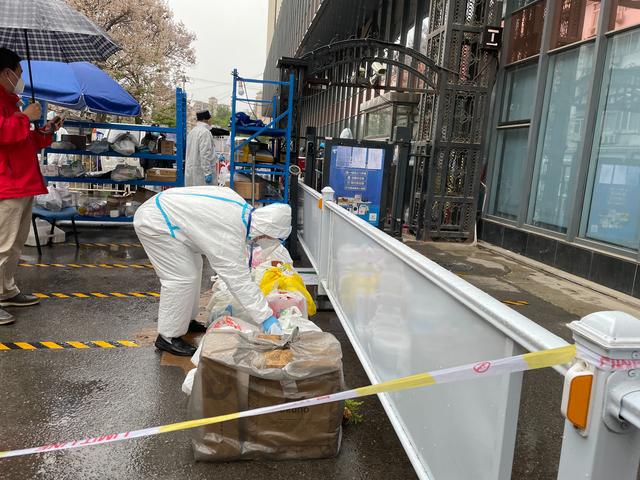 “大白”24小时值守保供，朝阳临时管控区“吃喝不愁”