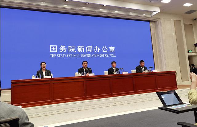 梁万年：“动态清零”与经济发展相协同，疫情才是拖累经济的罪魁祸首