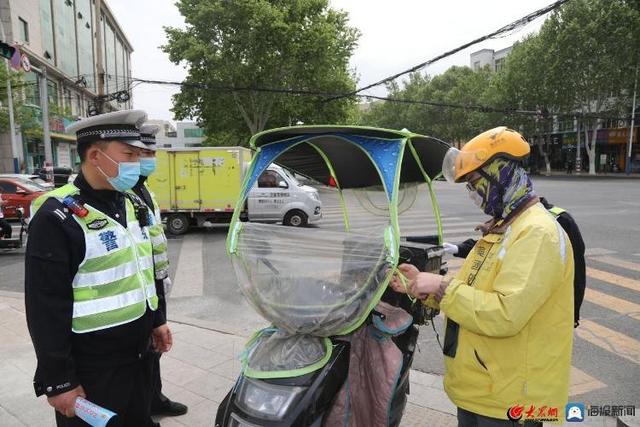 电动自行车加装雨棚，现场拆除！新规5月1日起实施