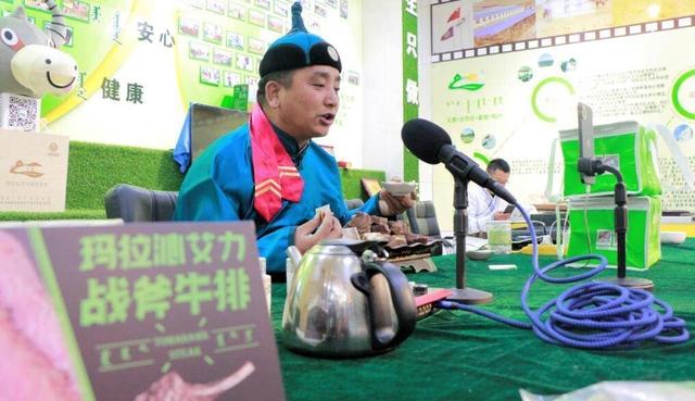 “赶上了好时候，嘎查的路条条都是幸福路”