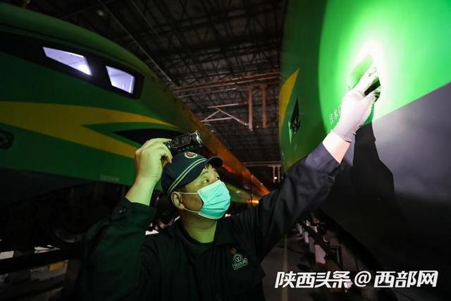 组图｜夜检“复兴号”! 他们是“绿巨人”的守护者