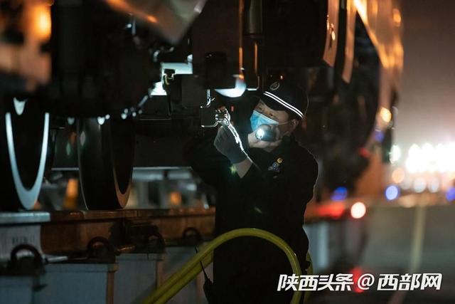 组图｜夜检“复兴号”! 他们是“绿巨人”的守护者