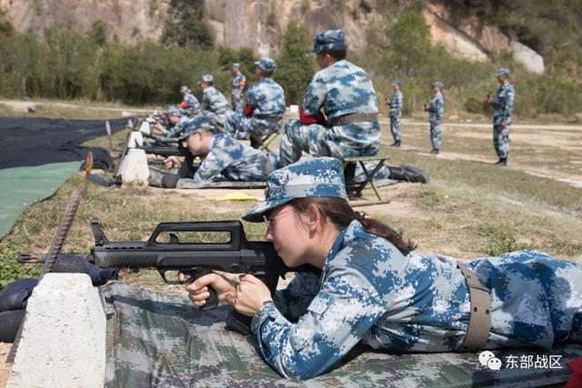 空军某旅组织轻武器实弹射击考核