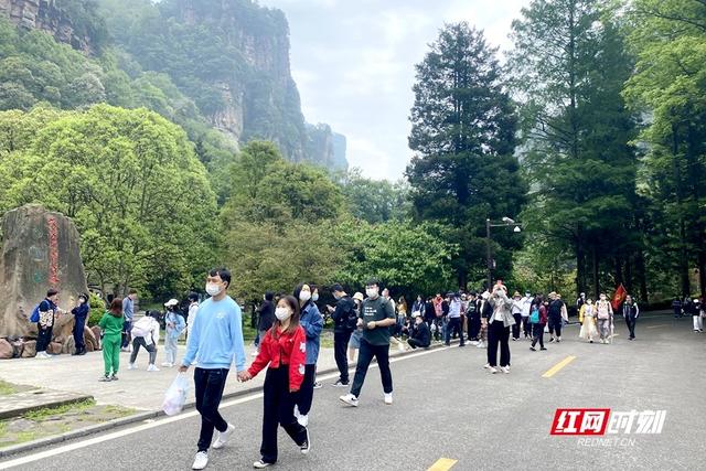 这么近·那么美丨5月1日：张家界迎今年游客新高，“夜游”出圈