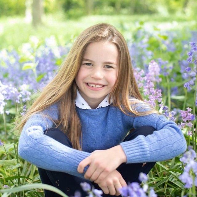 英国夏洛特公主七岁生日照长发飘飘满脸笑容 从小受女王宠爱