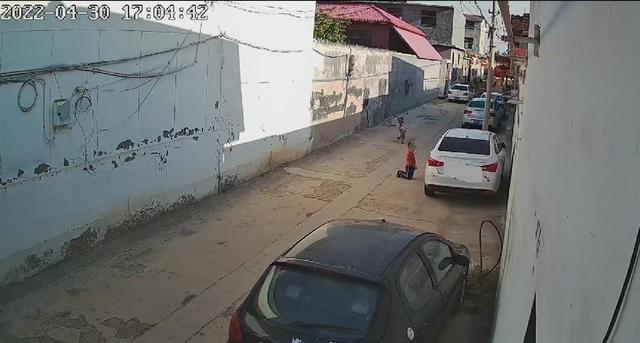 男孩骑行撞上轿车后跪地求原谅，车主：不追究
