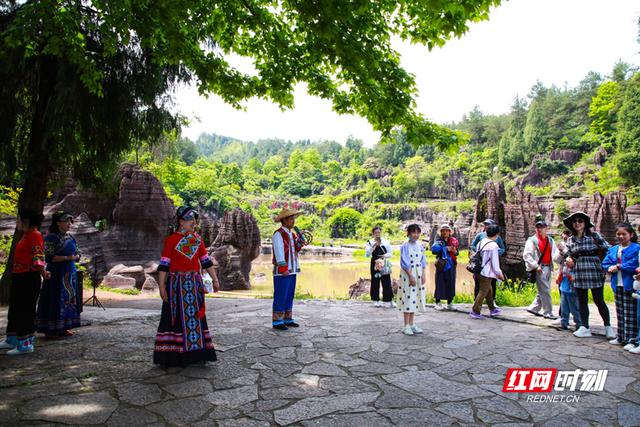 丰富活动庆“五一”芙蓉镇迎入园小高峰