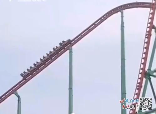 南昌一游乐园过山车悬停半空致18人被困 系设备异常
