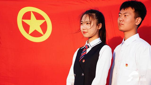 德州大学生与团旗合影，定格最美青春（图）