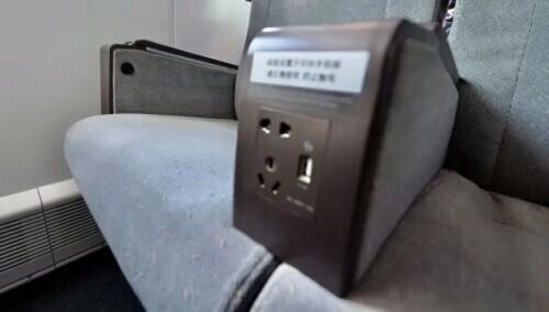 火车卧铺是不是可以充电(火车软卧有充电插座吗)