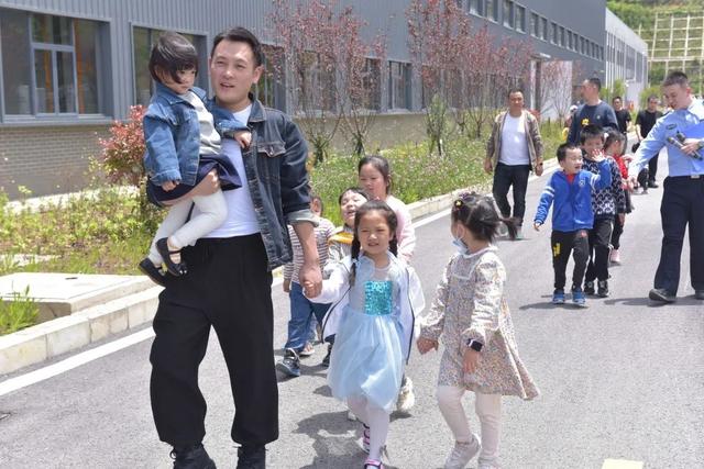 警属进警营 共度五一节