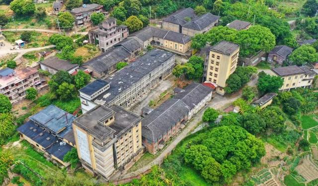 茶厂航拍北崆华侨茶厂厂门,由近代国学大师梁披云亲笔题字 如今,老