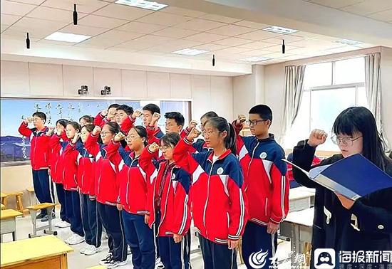 潍坊滨海三中举行纪念百年共青团活动暨新团员入团仪式