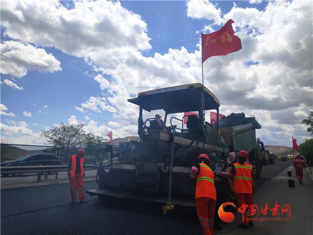 甘肃公路部门号召领导干部带头“爬梯子、进洞子”做好道路养护工作