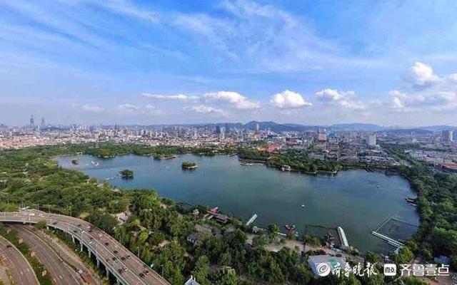 雨后泉城蓝回归，济南大明湖风景如画