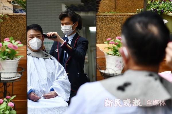 新华路“葱哥”一把剪刀让邻居“头势清爽”