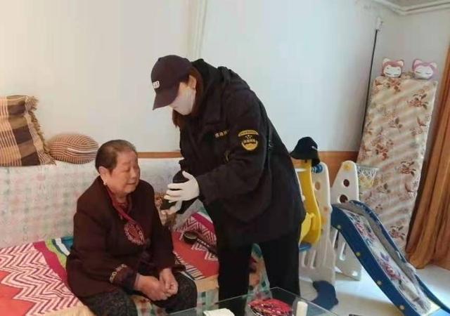 上门办理资格认证 古林街道欣欣里社区网格员温暖老人心