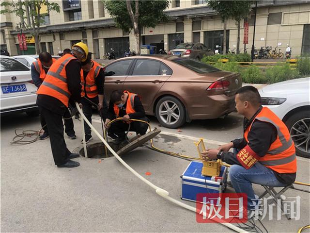 西安3岁男童掉进下水道被冲走父亲施救不及，当地已组织专班搜救