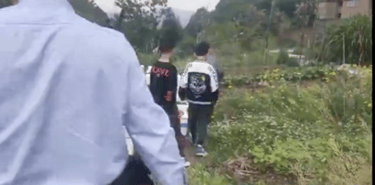 “警察叔叔，我们在山坡发现了罂粟！”