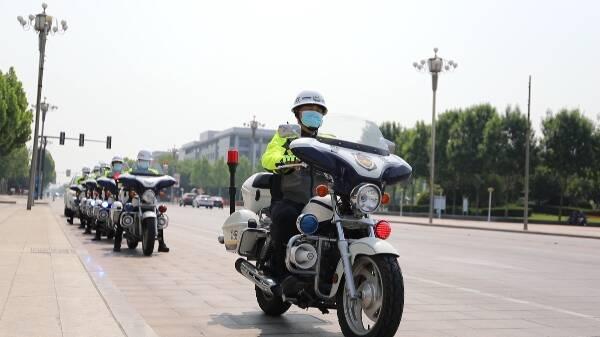 東營帥氣騎警隊集體亮相助力造城._山東旅遊/玩耍攻略